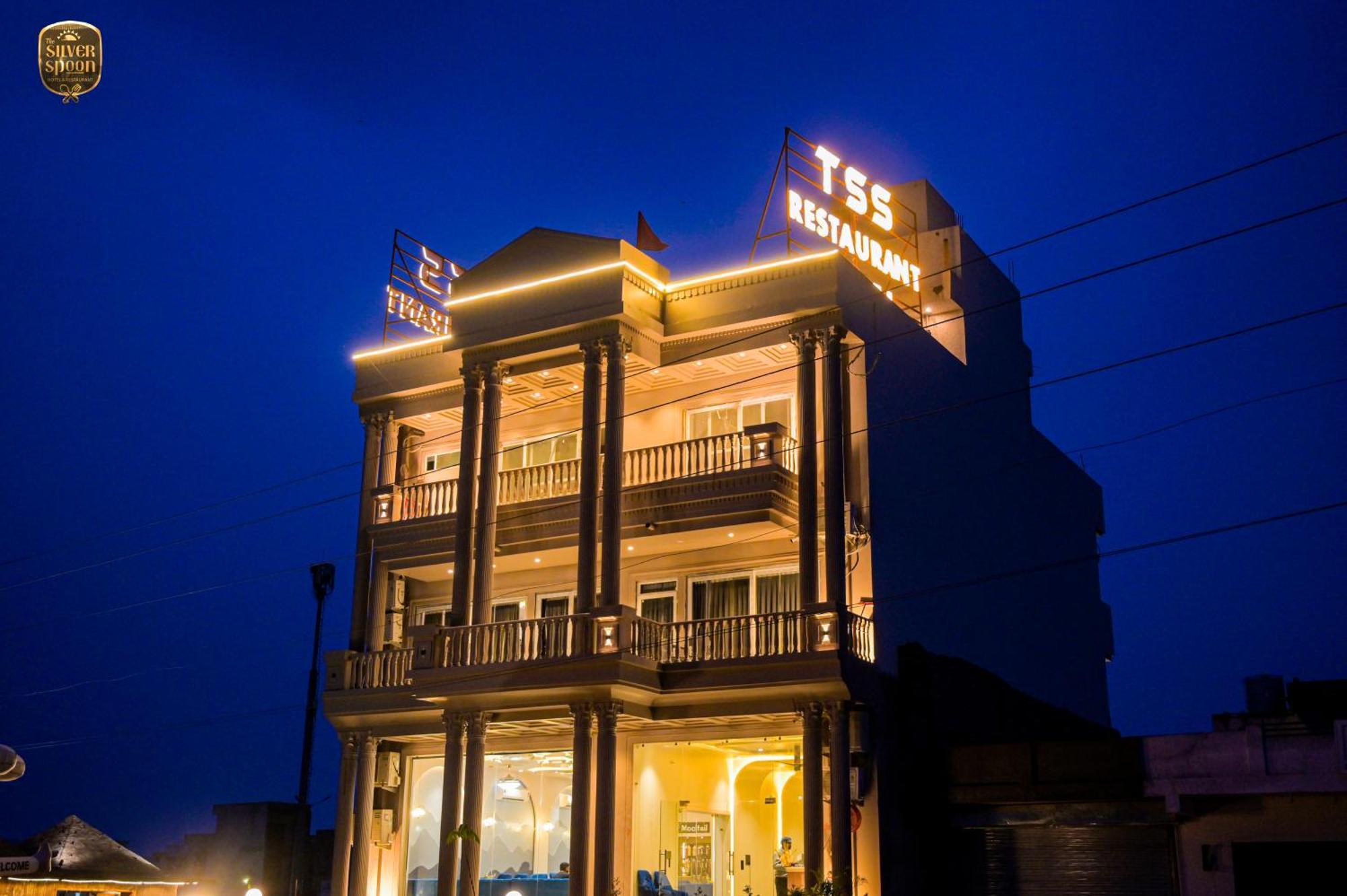 The Silver Spoon Hotel & Restaurant Būndi Exteriér fotografie