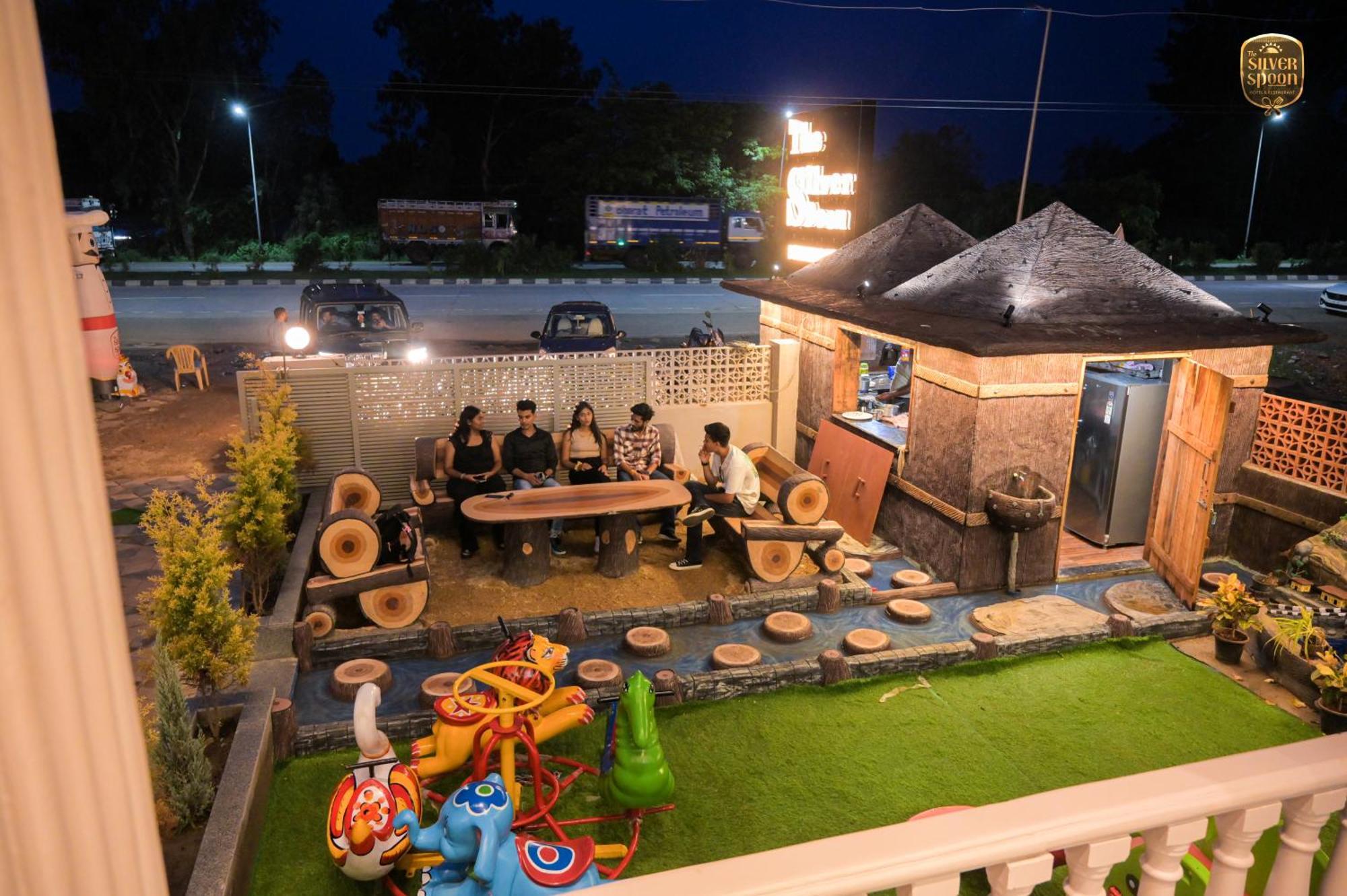 The Silver Spoon Hotel & Restaurant Būndi Exteriér fotografie